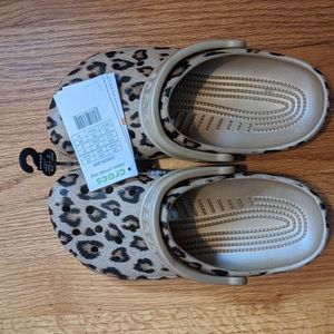 NWT Crocs classic printed clogs, leopard